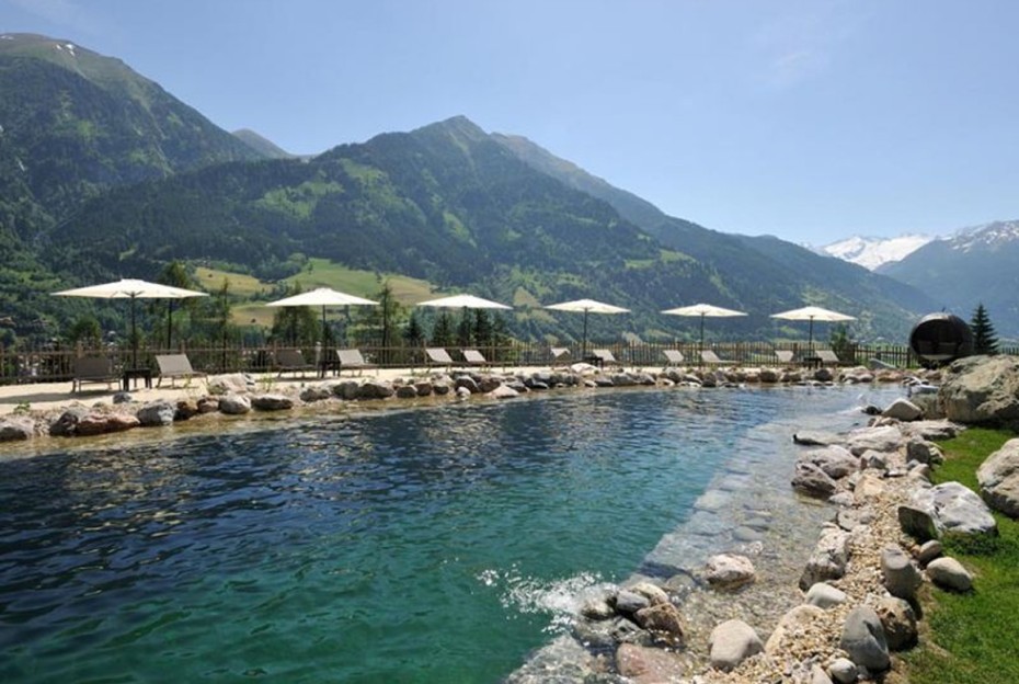 See mit Bergen im Hintergrund – Inspiration für Gartengestaltung und Naturpools von Blumen Gollner