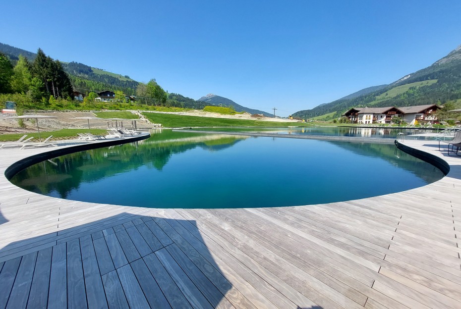 Naturpool mit Holzdeck und Bergblick – Gartenbau Blumen Gollner im Gasteinertal